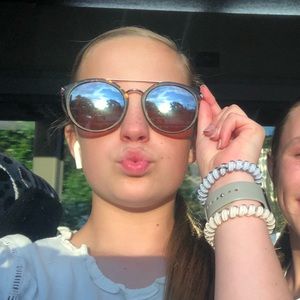 Meet your Posher, Emmie